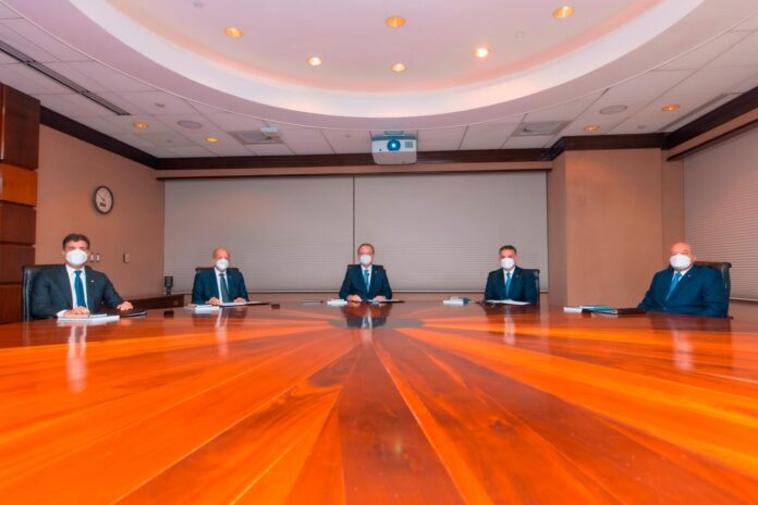 De izquierda a derecha, los señores Christopher Paniagua, Manuel A. Grullón, A. Alejandro Santelises, Marino D. Espinal, Andrés E. Bobadilla F. y Manuel E. Jiménez F, miembros del Consejo de Administración del Banco Popular Dominicano