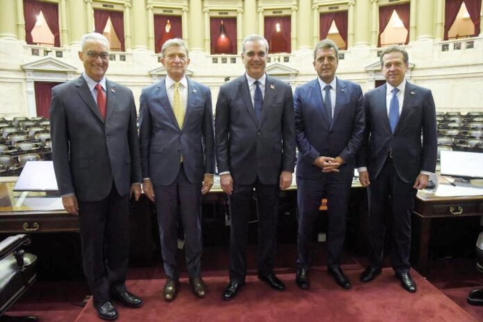 En la foto: De izquierda a derecha el embajador dominicano en Argentina, Gustavo Hernando, el ministro de Relaciones Exteriores dominicano, Roberto Álvarez, el presidente de la República Dominicana, Luis Abinader; el presidente de la Cámara de diputados, de Agentina, Sergio Massa; y el Ministro de Industria, Comercio y Mypimes dominicano, Víctor Bisonó, ( Ito).