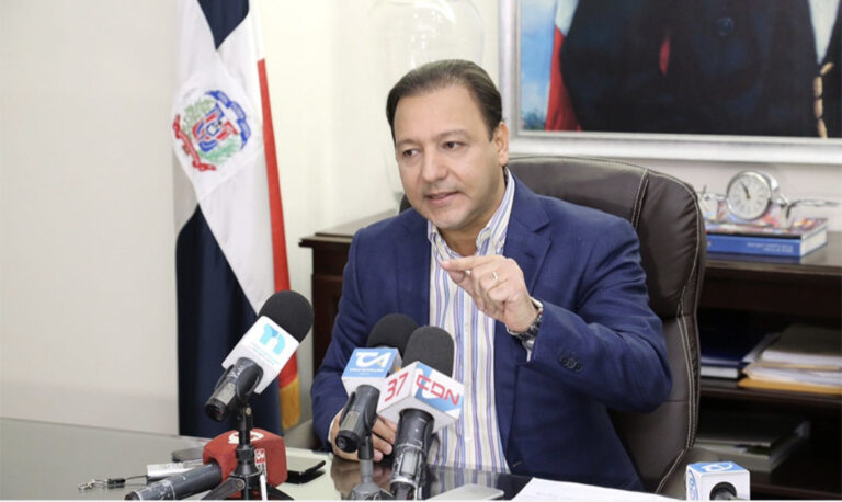 Abel Martínez denuncia secuestro de personal municipal y equipos de la alcaldía de Santiago por parte de la Policía Nacional