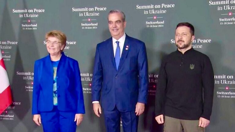 ¿A qué fue Abinader a Suiza?