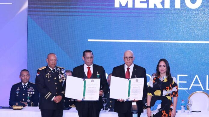 Reconocimiento por sus aportes a la institución