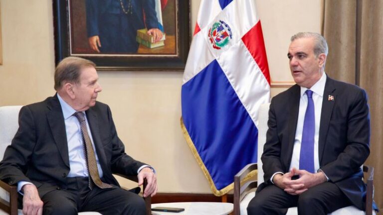 Presidente Luis Abinader recibe al candidato opositor Edmundo González Urrutia a su llegada al Palacio Nacional