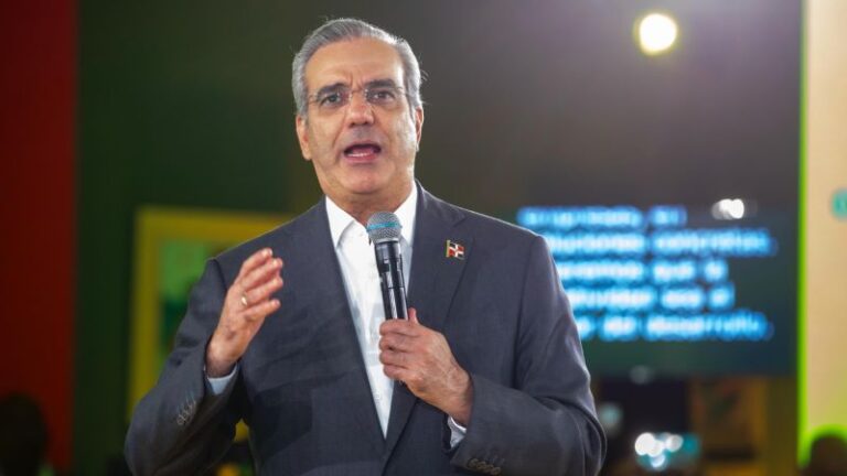 No hay mayor legado que dejar un país mejor del que recibimos y no hay mayor símbolo de patriotismo que una buena idea puesta al servicio de todos, dice el presidente Abinader
