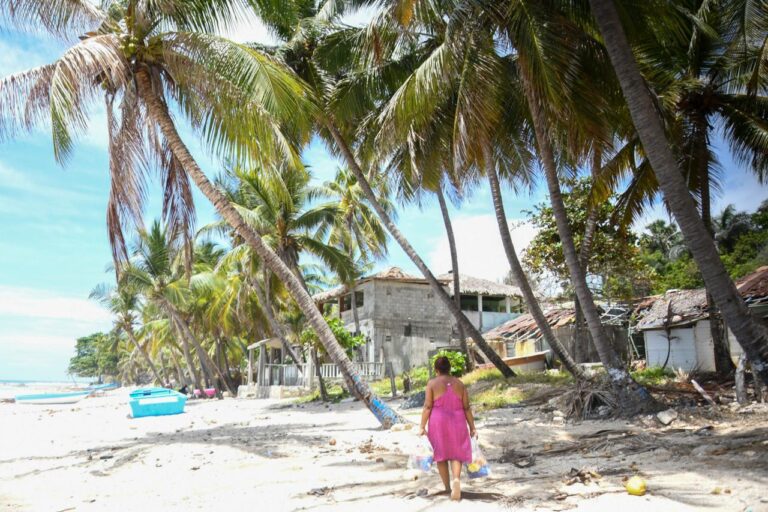 Gobierno a través de Comedores Económicos del Estado (CEED), entrega raciones en Barahona