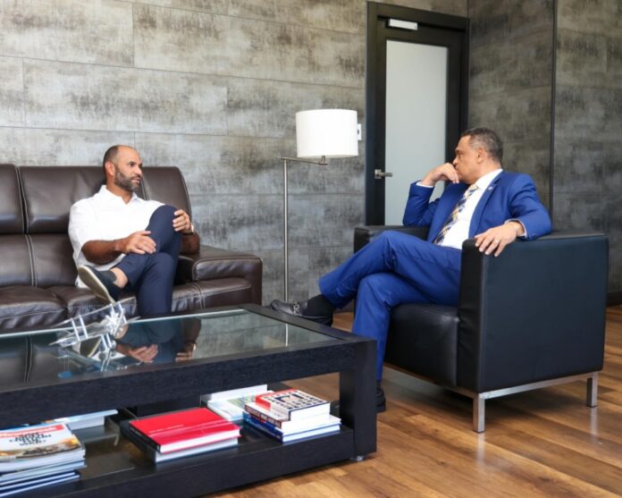 Merido Torees y Albert Pujols, conversan amenamente.